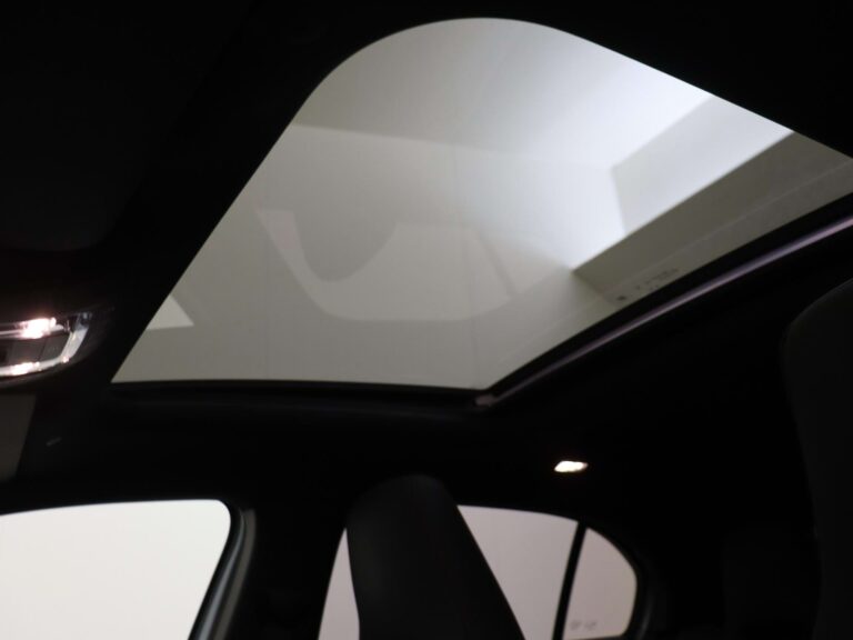 Mercedes-Benz A-Klasse A180 AMG Line leasen - panoramadak gezien vanuit het interieur