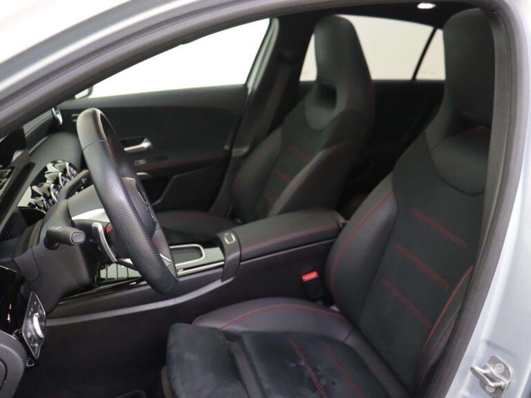 Mercedes-Benz A-Klasse A180 AMG Line zakelijk leasen - voorstoelen met rode stiksels