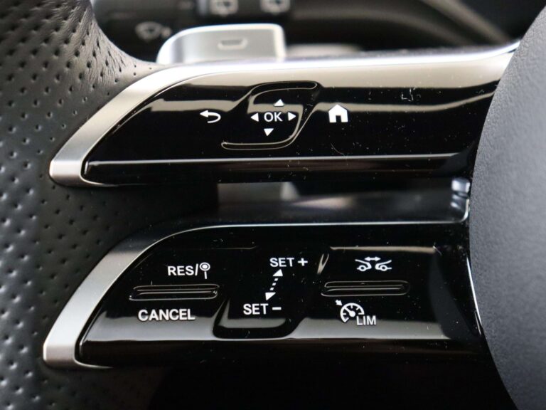 Mercedes-Benz A-Klasse zakelijk leasen - cruisecontrolbediening op het stuur