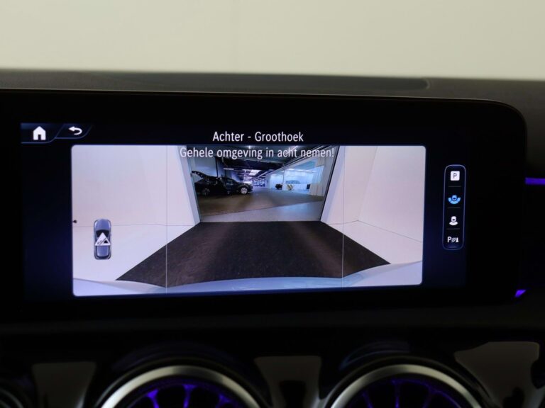 Mercedes-Benz A-Klasse A180 AMG Line zakelijk leasen - achteruitrijcamera met groothoekbeeld