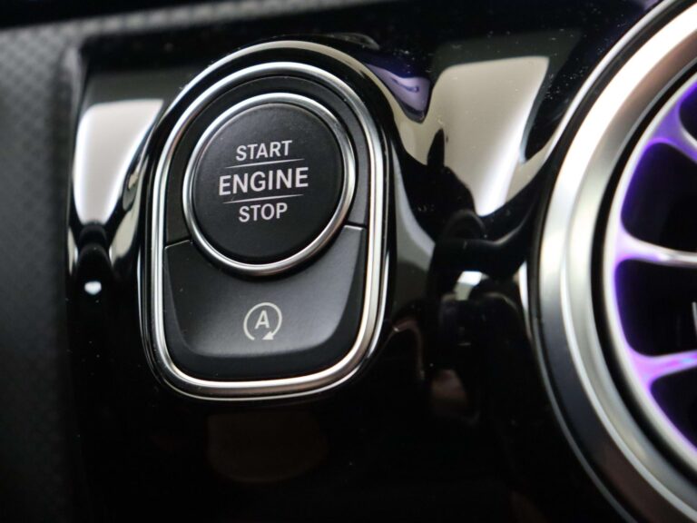 Mercedes-Benz A-Klasse leasen - Start Engine Stop-knop in detail