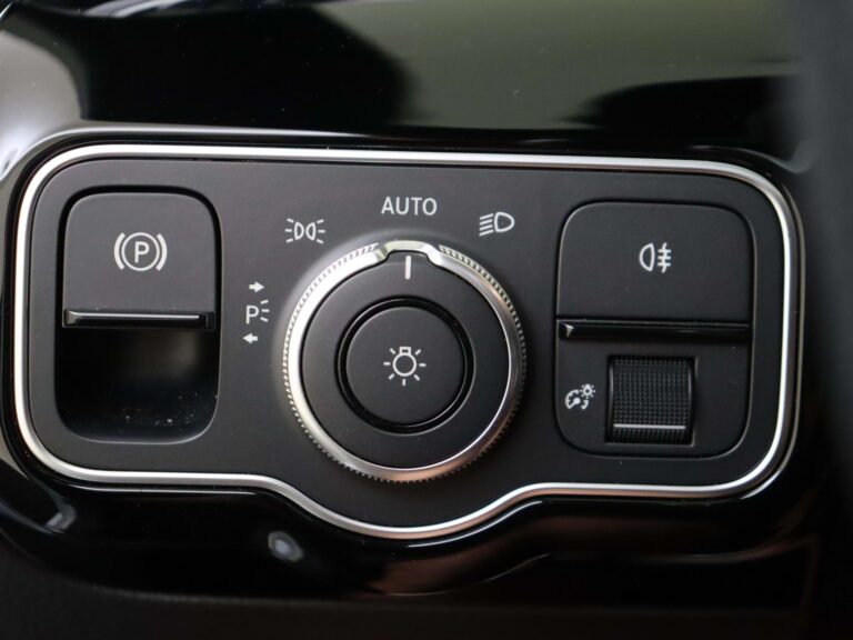 Mercedes-Benz A-Klasse full operational lease - koplampbediening in detail