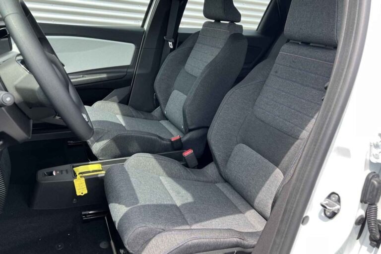 Renault 5 17% bijtelling - close-up van de voorstoelen in grijze stof