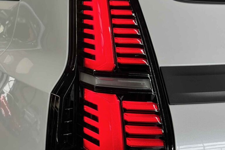 Renault 5 VoorraadLease - close-up van het rode achterlicht