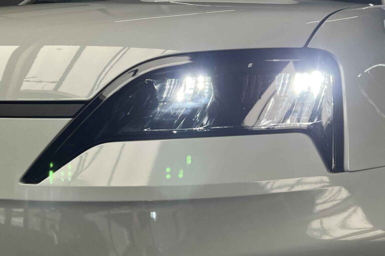 Renault 5 VoorraadLease - close-up van de ledkoplamp