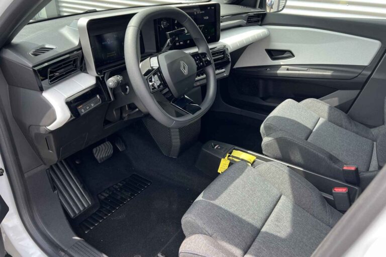 Renault 5 uit voorraad - dashboard en voorstoelen gezien vanuit het geopende portier