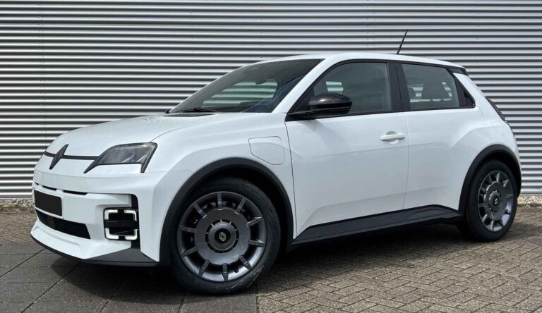 Renault 5 voorraad lease - schuin vooraanzicht bij een gegolfde gevel