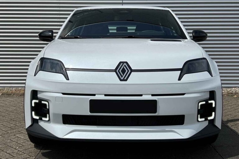 Renault 5 voorraad lease - vooraanzicht met Renault-ruitlogo