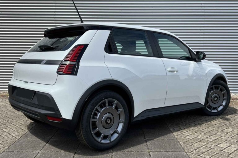 Renault 5 zakelijk leasen - schuin achteraanzicht bij een gegolfde gevel