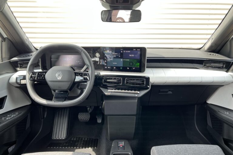Renault 5 zakelijk leasen - dashboard met stuurwiel gezien door de voorruit