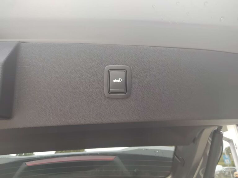Snel leverbare Dacia Bigster leasen - close-up van het opbergvakje in het dashboard