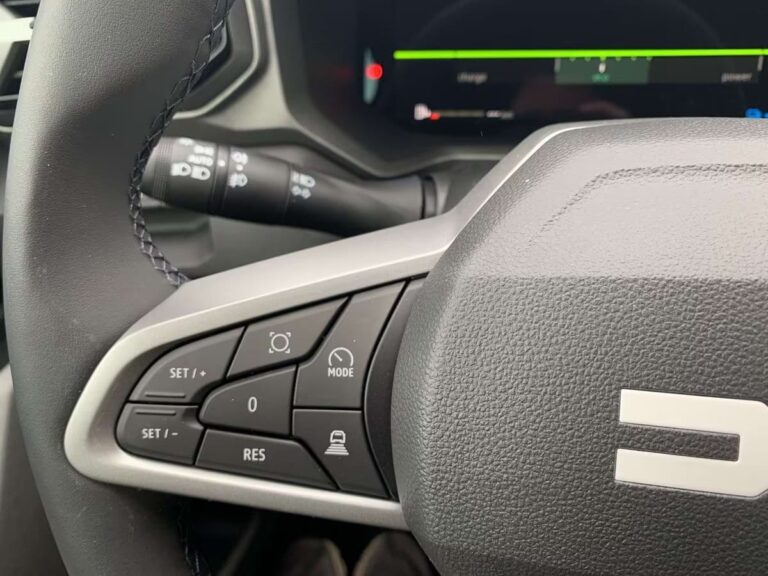 dacia bigster voorraad lease - close-up van de stuurwielbediening voor cruisecontrol