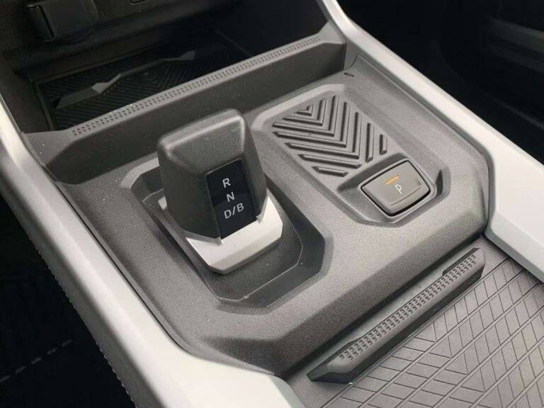 dacia bigster zakelijk leasen - close-up van de automatische versnellingspook en rijmodusknop