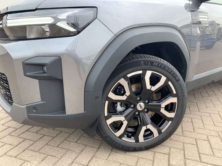 Dacia bigster zakelijk leasen - close-up van het voorwiel met tweekleurige lichtmetalen velg