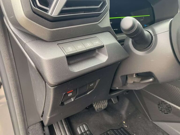 dacia bigster zakelijk leasen - close-up van de middenconsole met opbergvak