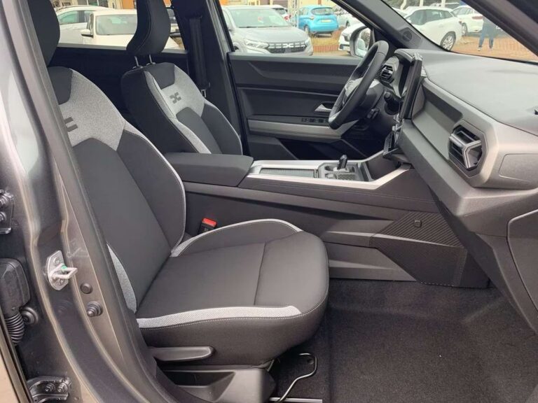 Dacia bigster zakelijk leasen - dashboard en voorstoelen gezien vanuit het geopende portier