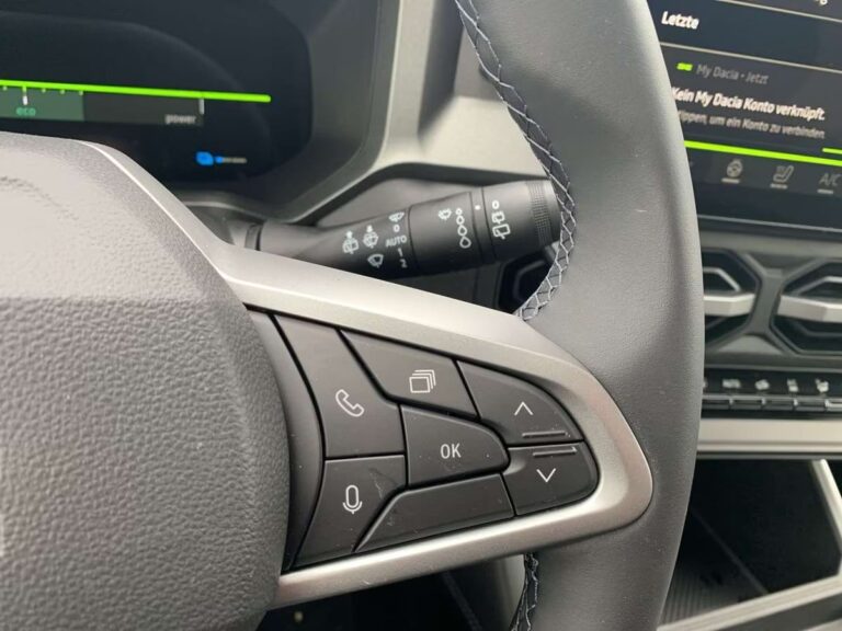 dacia bigster zakelijk leasen - close-up van de stuurwielbediening voor telefoon en media