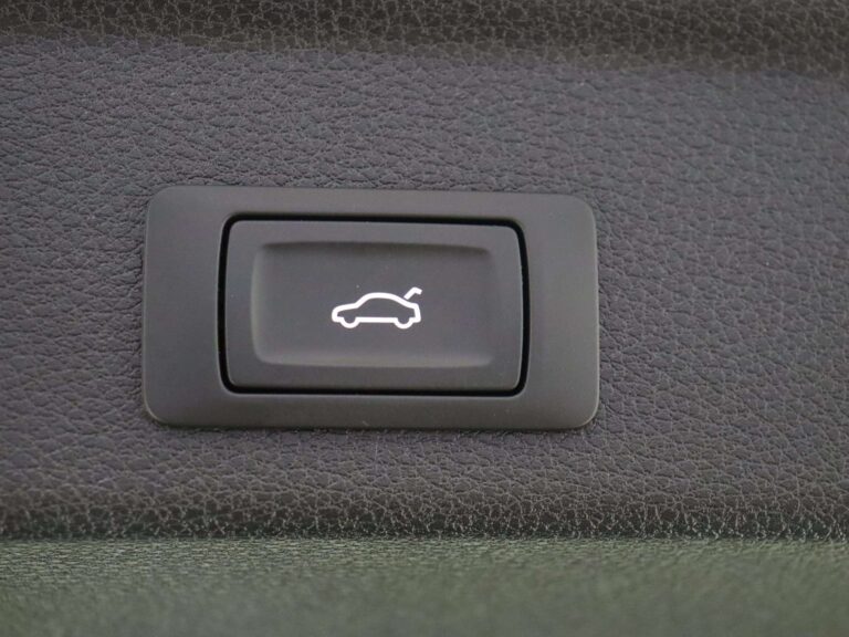 Audi Q3 Sportback occasion lease - close-up van de knop voor de elektrische kofferklep