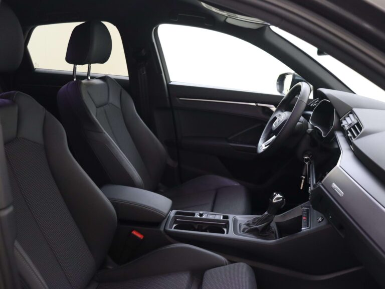 Audi Q3 Sportback occasion lease - voorstoelen en versnellingspook gezien vanaf de achterbank