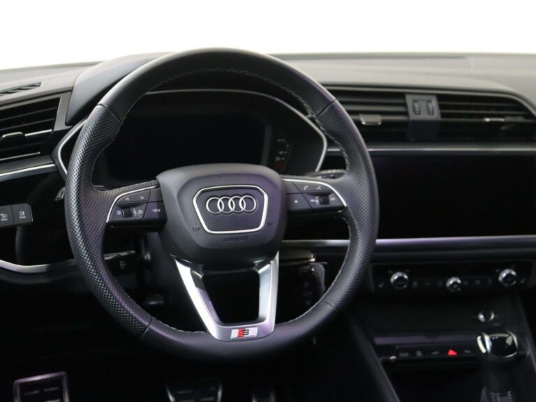 Audi Q3 Sportback occasion lease - close-up van het stuurwiel met Audi-logo en S-embleem