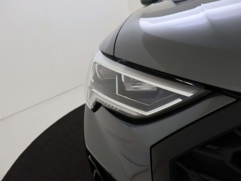 Audi Q3 Sportback occasion lease - close-up van de motorkap en led-koplamp