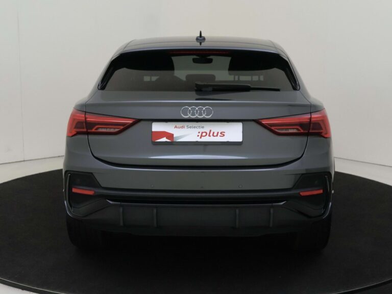 Audi Q3 Sportback occasion lease - achteraanzicht met Audi-ringen en Audi Selectie-badge