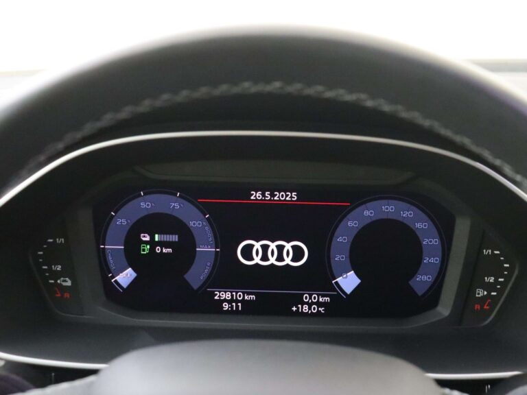 Audi Q3 Sportback occasion lease - close-up van het digitale instrumentenpaneel