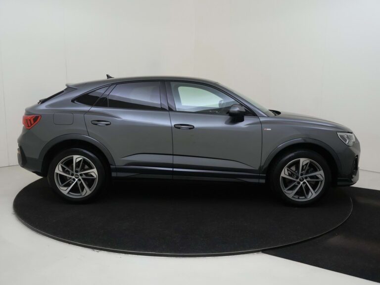 Audi Q3 Sportback occasion lease - zijaanzicht van dichtbij op een draaiplateau