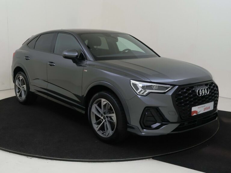 Audi Q3 Sportback occasion lease - schuin vooraanzicht van dichtbij op een draaiplateau