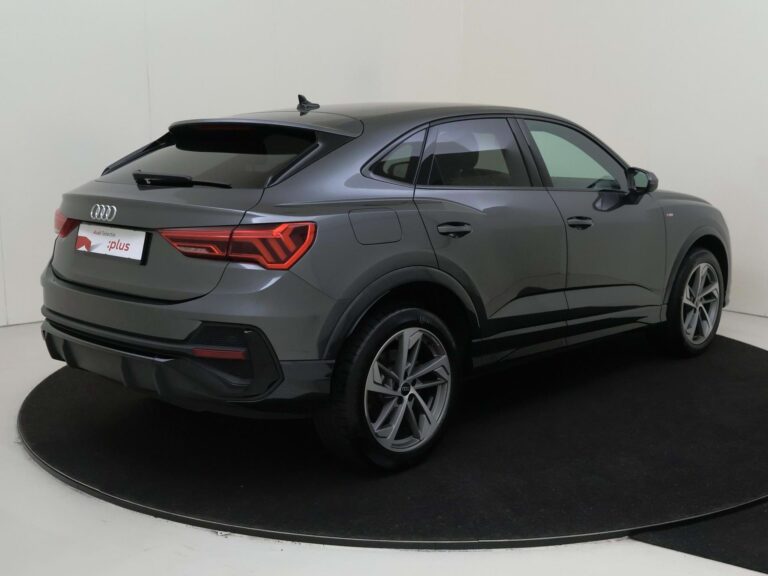 Audi Q3 Sportback occasion lease - schuin achteraanzicht van dichtbij op een draaiplateau