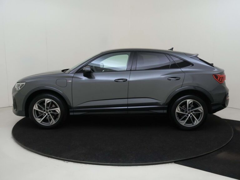 Audi Q3 Sportback occasion lease - zijaanzicht op een draaiplateau