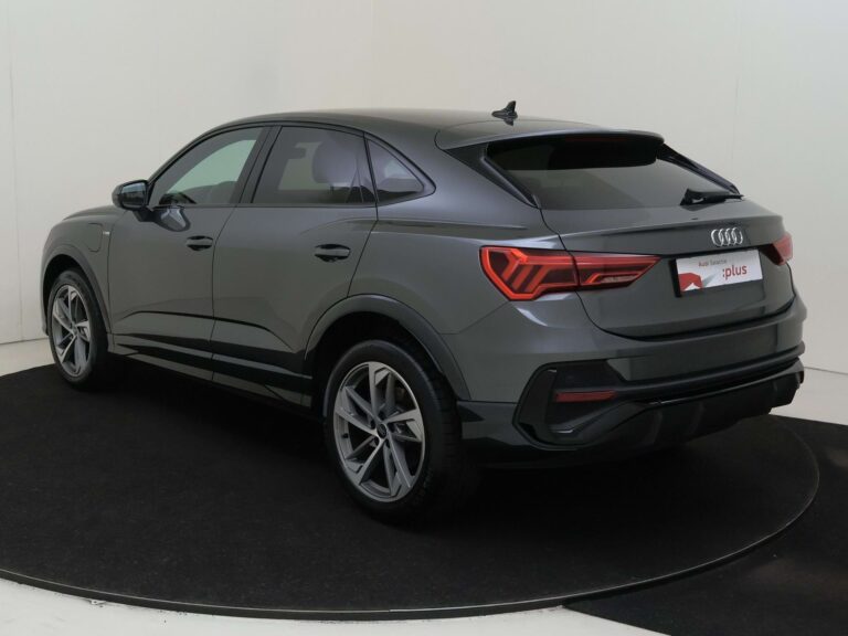 Audi Q3 Sportback occasion lease - schuin achteraanzicht op een draaiplateau