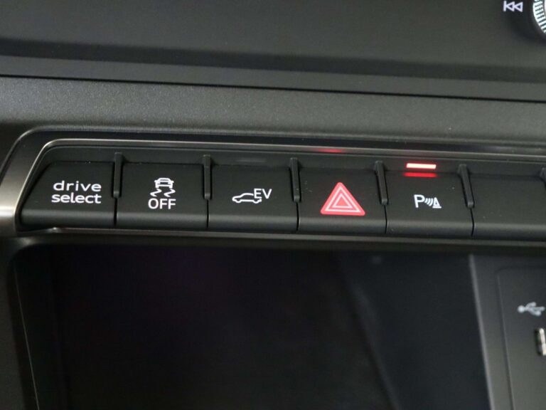 Audi Q3 Sportback occasion lease - close-up van de knoppen voor rijmodus en parkeerassistentie
