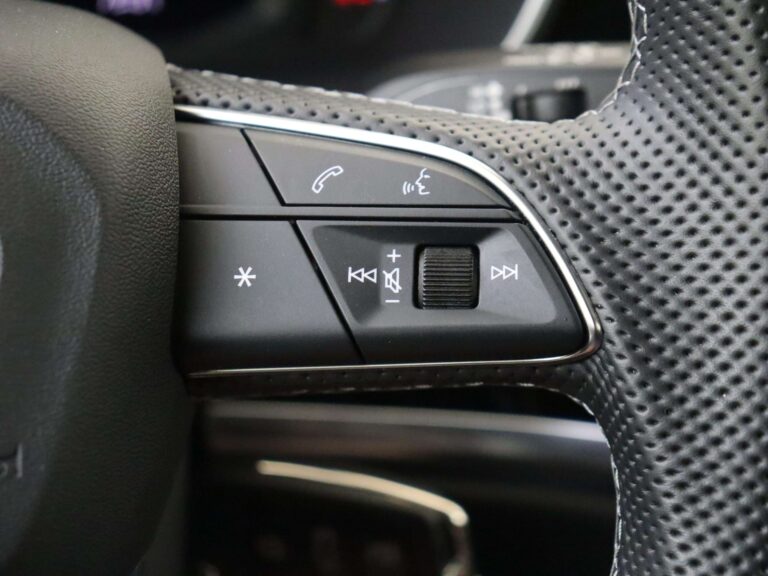 Audi Q3 Sportback occasion lease - close-up van de stuurwielbediening voor telefoon en media