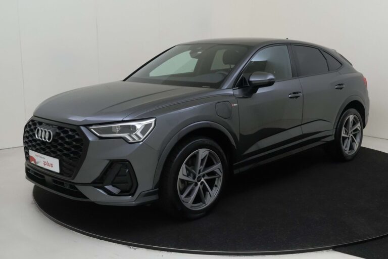Audi Q3 Sportback occasion lease - schuin vooraanzicht van de grijze SUV op een draaiplateau