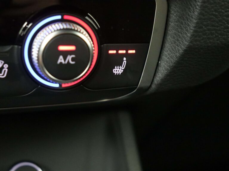 Audi Q3 Sportback occasion lease - close-up van de draaiknop voor de airconditioning
