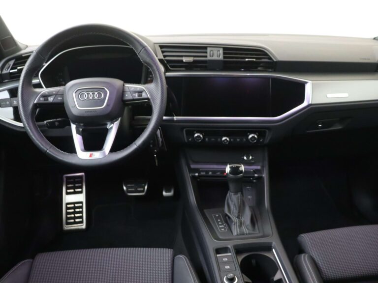 Audi Q3 Sportback occasion lease - dashboard met stuurwiel en digitaal instrumentenpaneel