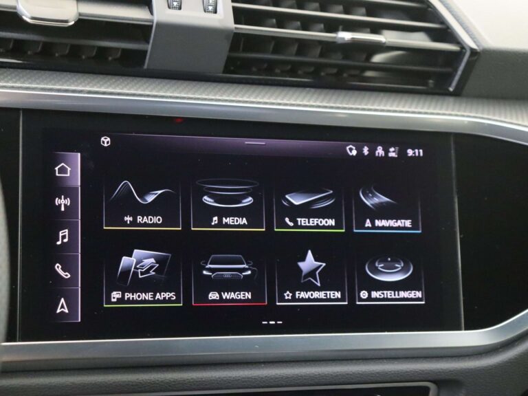 Audi Q3 Sportback occasion lease - infotainmentscherm met startmenu voor radio, media en navigatie