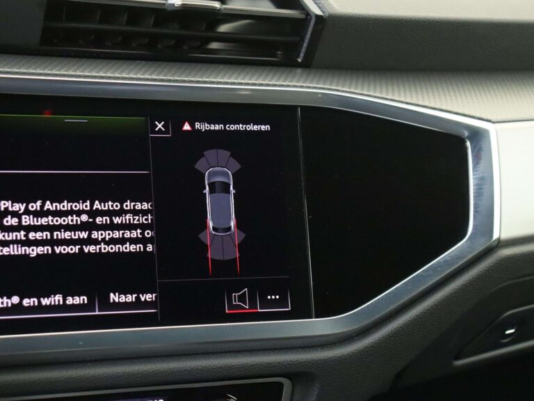 Audi Q3 Sportback occasion lease - infotainmentscherm met rijbaanassistent-melding