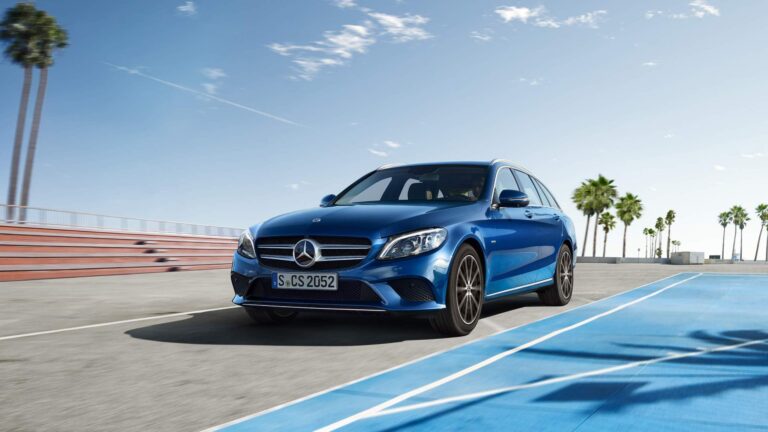 Mercedes-Benz C-Klasse Estate full operational lease - rijdend langs palmbomen