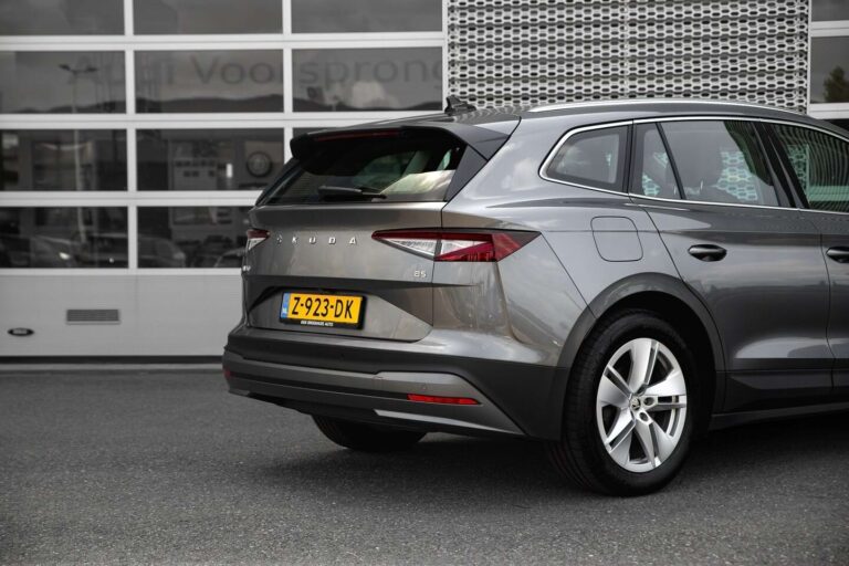 Skoda Enyaq 85 Occasion Lease - schuin achteraanzicht bij de showroom