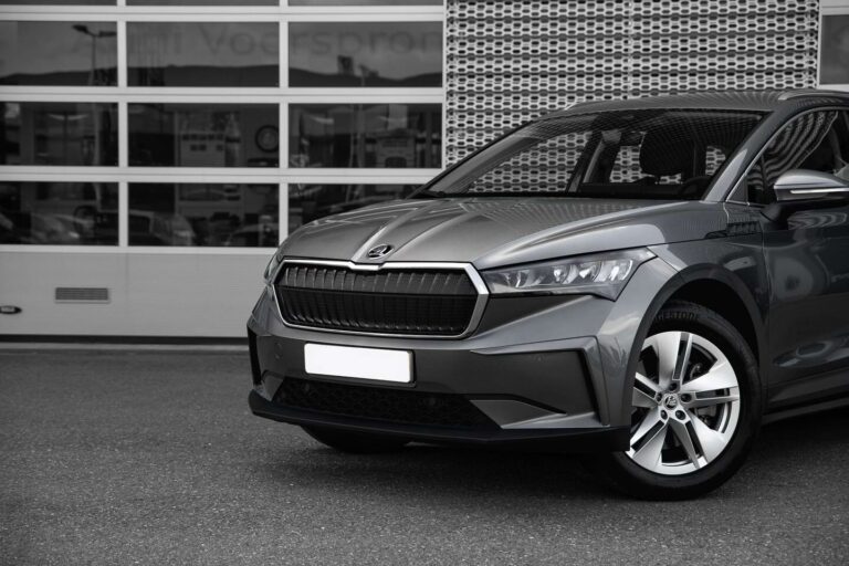 Skoda Enyaq 85 Occasion Lease - schuin vooraanzicht van dichtbij bij de showroom