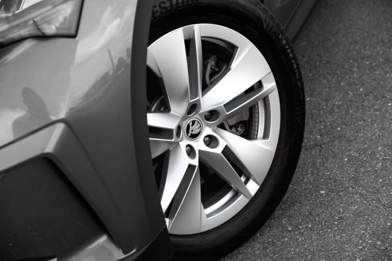 Skoda Enyaq 85 Occasion Lease - close-up van het voorwiel met lichtmetalen velg