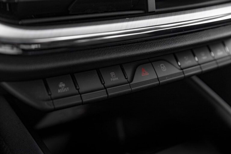 Skoda Enyaq 85 Zakelijk Leasen - close-up van het bedieningspaneel met parkeersensoren en alarmlichten