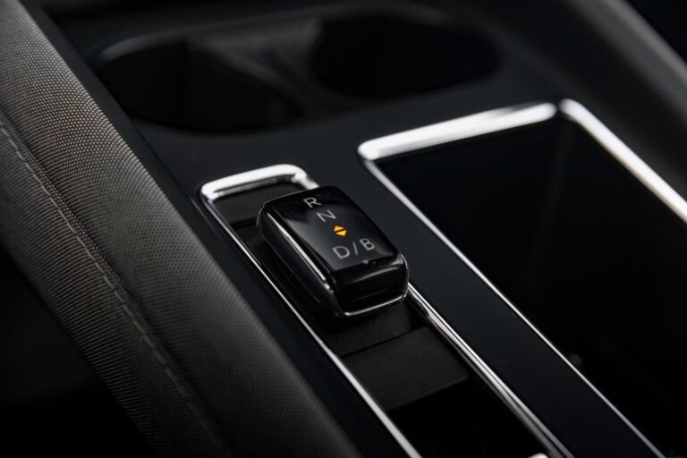 Skoda Enyaq 85 Zakelijk Leasen - close-up van de versnellingsstengel aan de stuurkolom