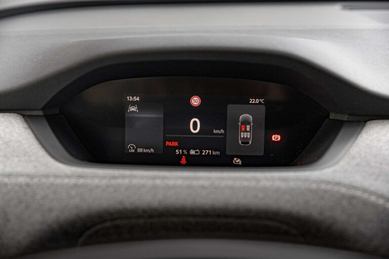 Skoda Enyaq Occasion Lease - close-up van het digitale instrumentenpaneel met snelheid en actieradius