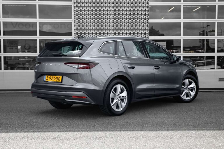 Skoda Enyaq Zakelijke Lease - schuin achteraanzicht bij de showroom