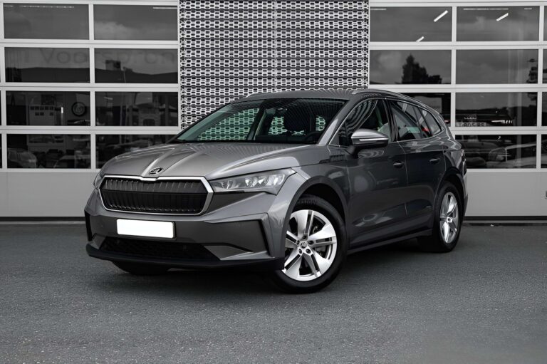 Skoda Enyaq Zakelijke Lease - schuin vooraanzicht van de grijze SUV bij de showroom