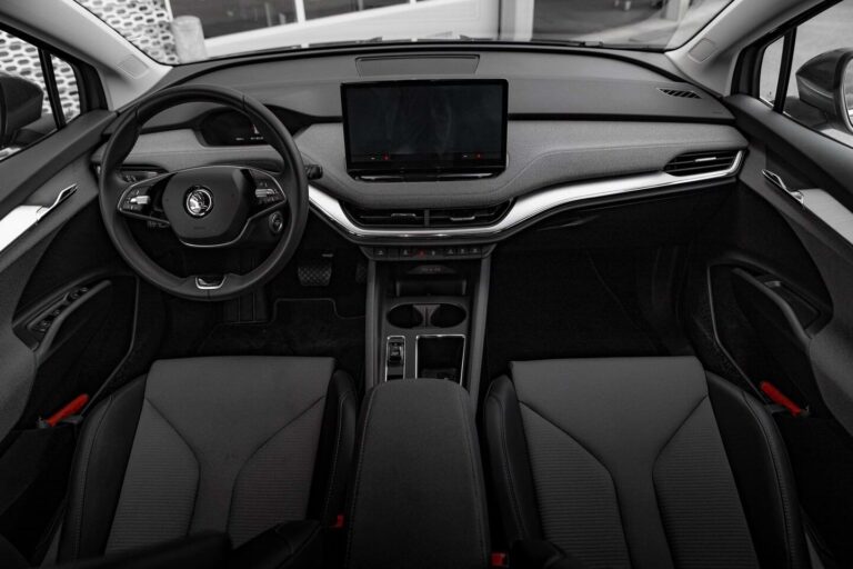 Skoda Enyaq zakelijk leasen - dashboard met stuurwiel en voorstoelen in zwart interieur