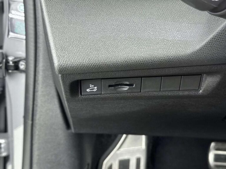 Peugeot 408 occasion lease - close-up van de knoppen voor tankklep- en kofferklep-ontgrendeling